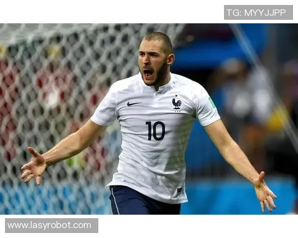 本泽马：从足球天才到传奇前锋的辉煌旅程与成就分析