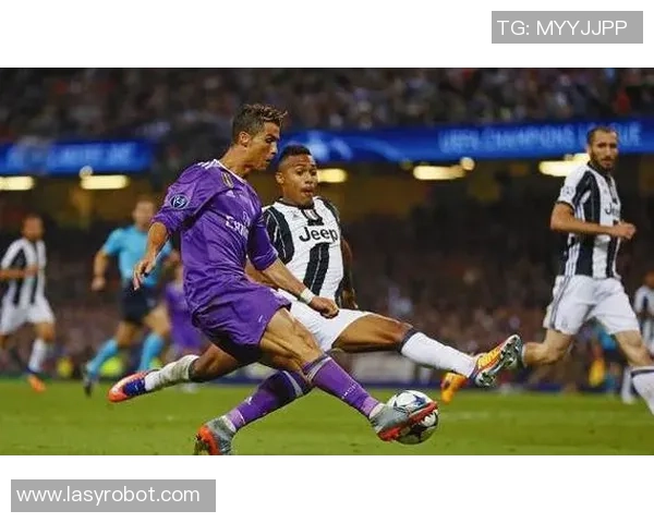 球迷疯狂行为再现欧冠赛场上演抢夺C罗球衣奇观 球迷疯狂行为再现欧冠赛场上演抢夺C罗球衣奇观